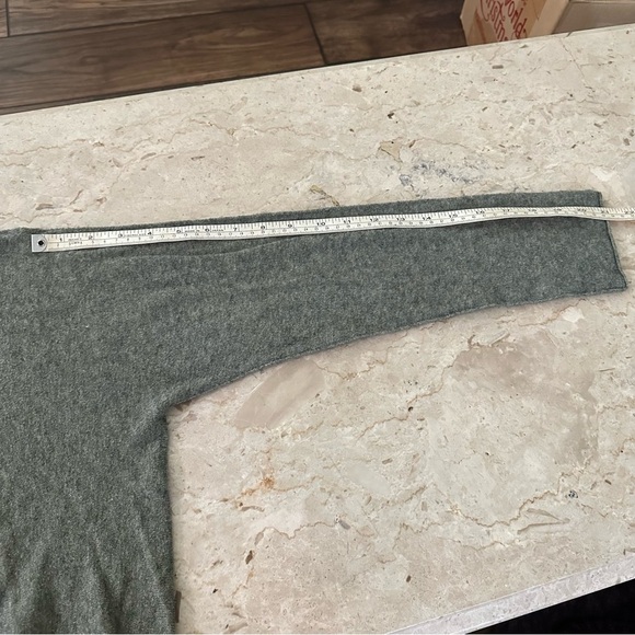 Nicci Scull Sweater - Picture 13 of 14